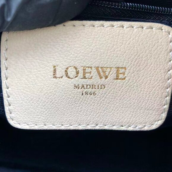 Loewe Elegant Cream Handbag - Picture 13 of 15